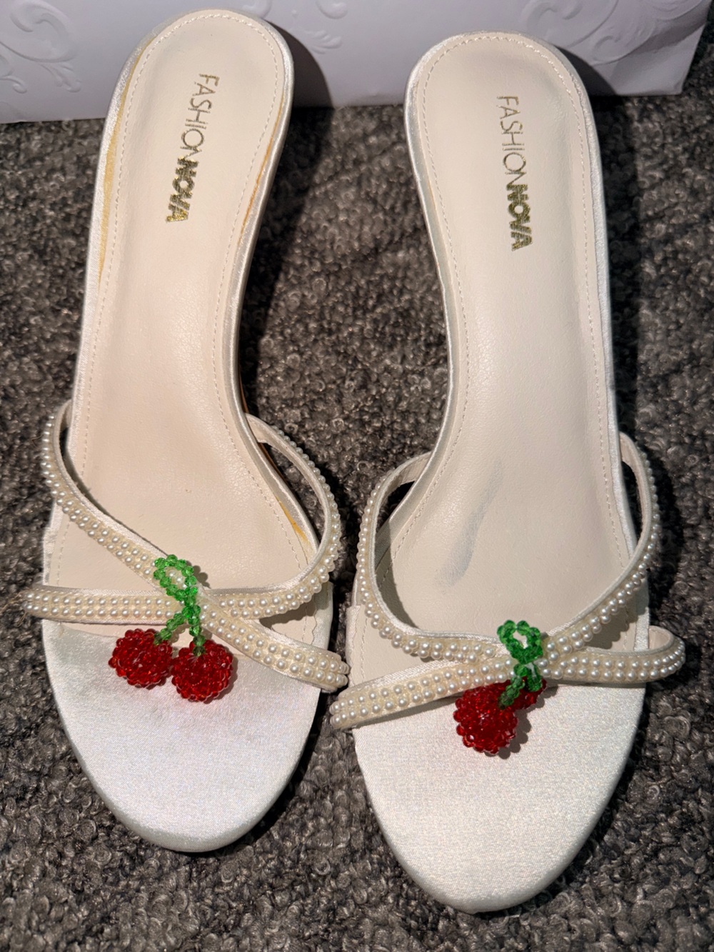 Fashion Nova White Pearl Cherry Slip-On Sandals brand new size 8